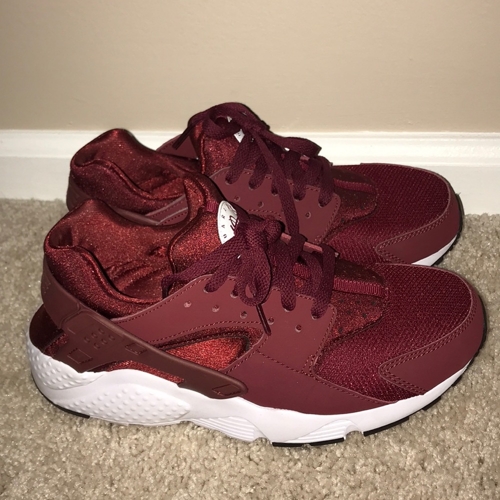 Nike Huarache Run Team Red - YOUTH 7/WOMENS 9